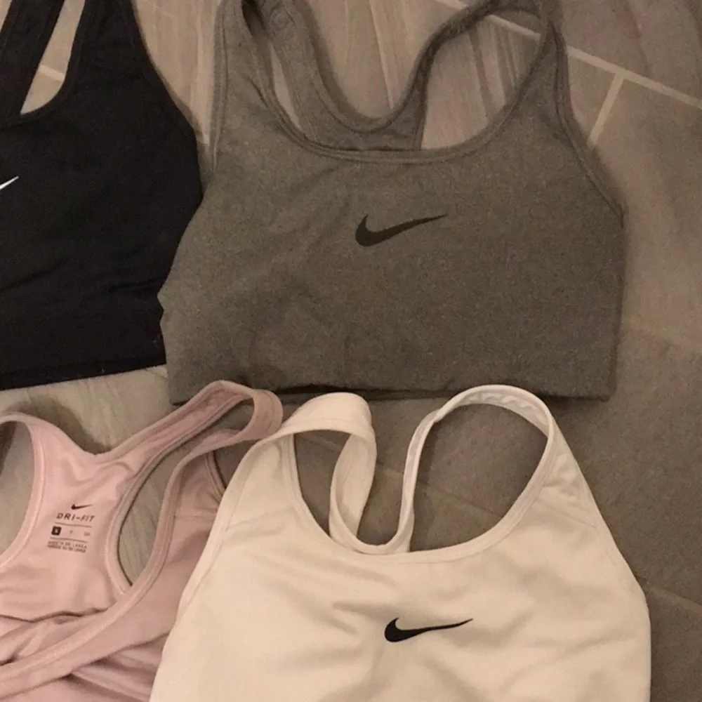 Very lightly used NIKE sports bras - Picture 4 of 6